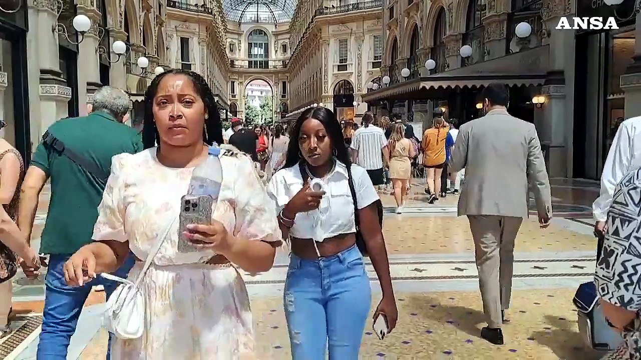 Caldo a Milano, i turisti cercano sollievo con gelati e bevande