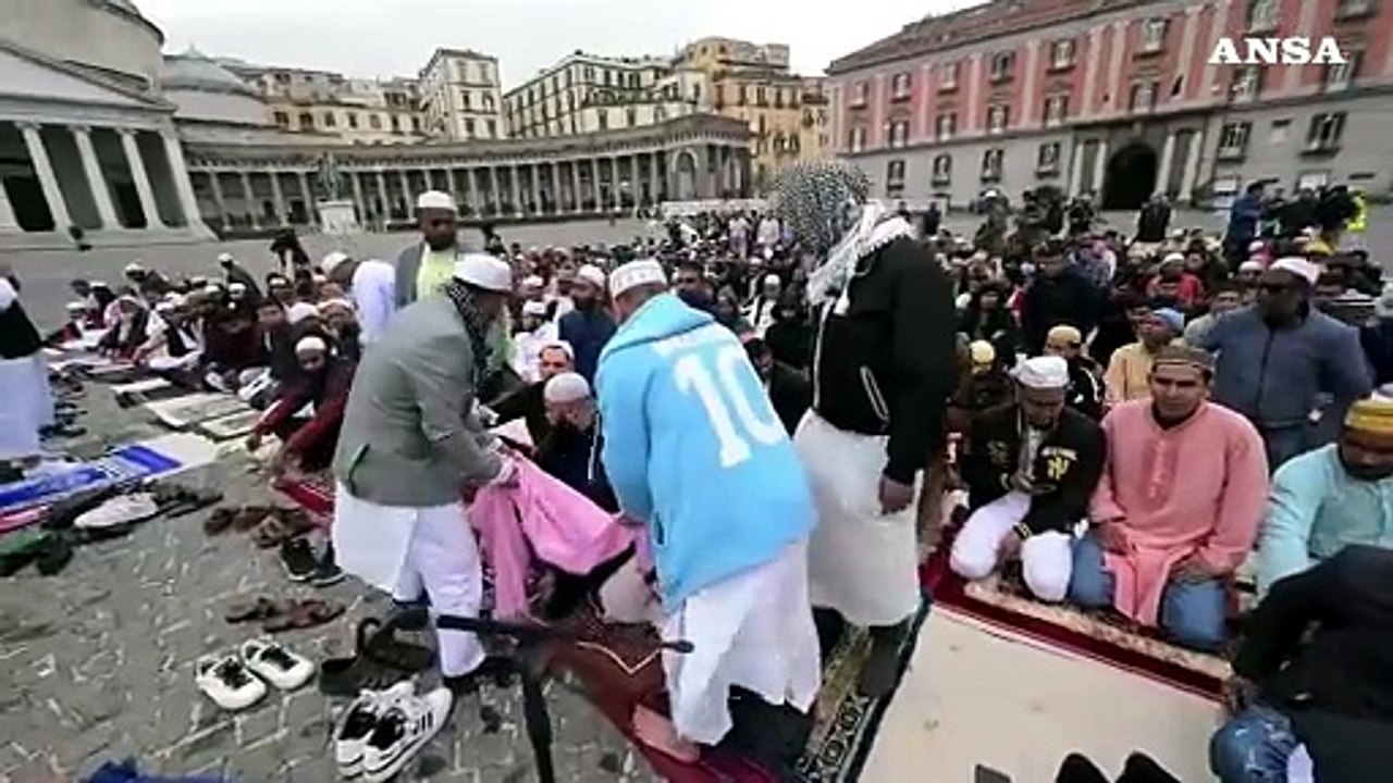 Preghiera per la fine del Ramadan a Napoli, c'e' anche un 'Maradona'