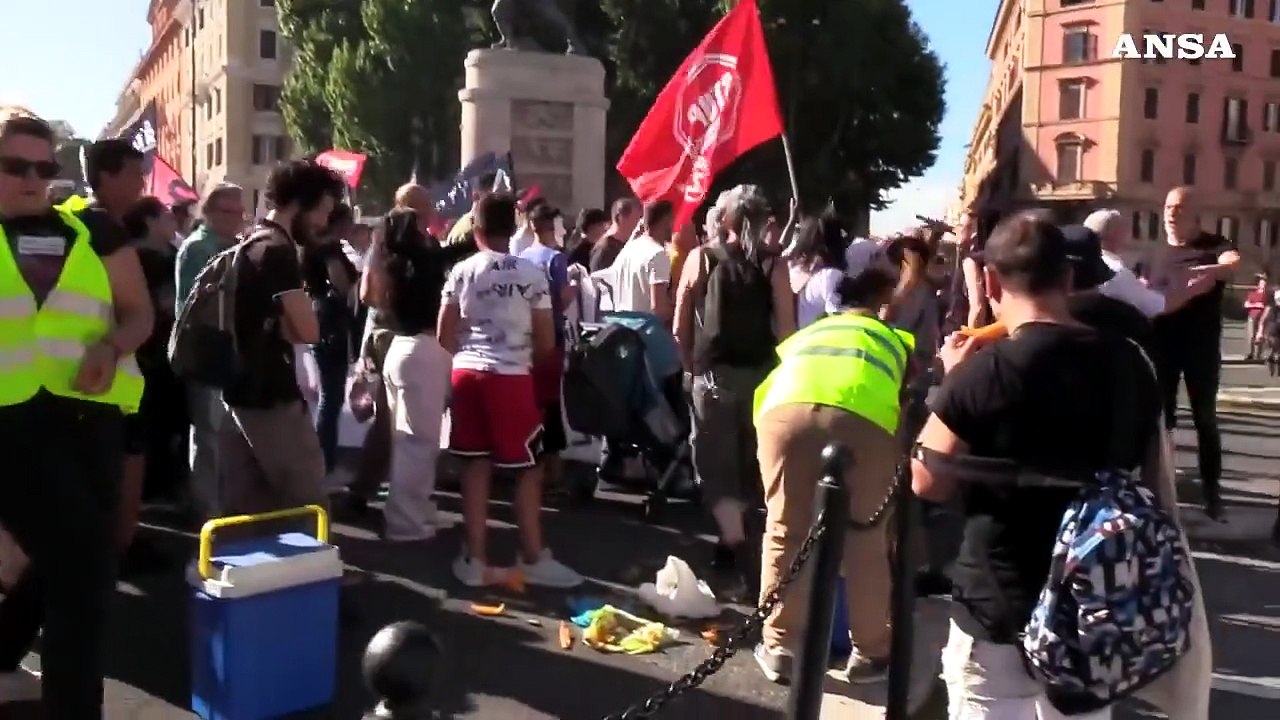 Corteo Roma, meloni lanciati al Mit e foto bruciate di von der Leyen, Biden e Meloni