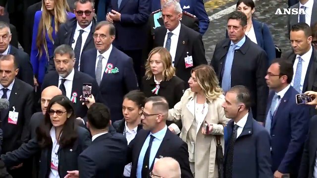 2 Giugno, Giorgia Meloni arriva ai Fori Imperiali accolta da selfie e applausi