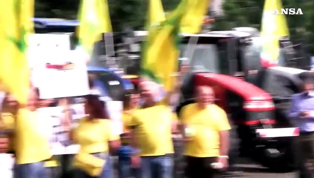 Milano, animalisti e Coldiretti si fronteggiano davanti alla Regione