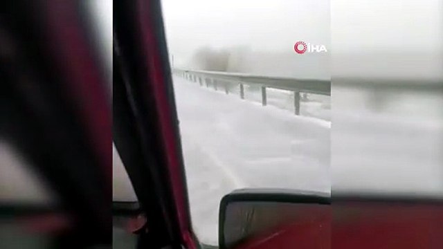 Artova’da dolu yağışı yolları beyaza bürüdü