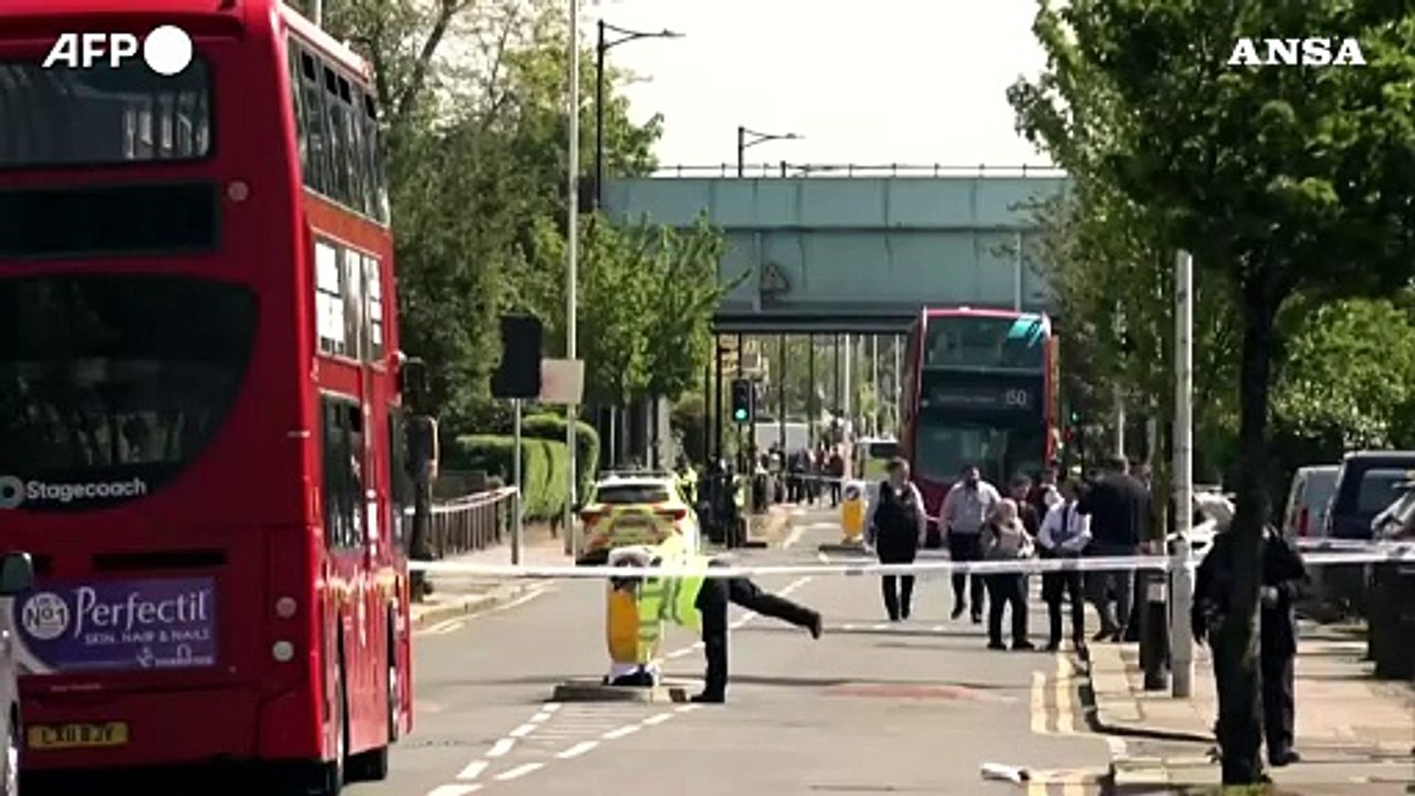 Attacco con katana in una stazione della metro alla periferia di Londra, morto un 13enne