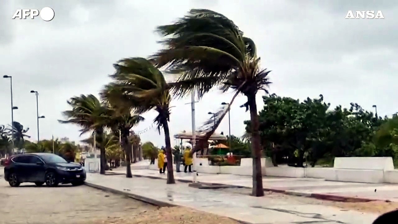 Messico, l'uragano Beryl "declassato" a tempest...