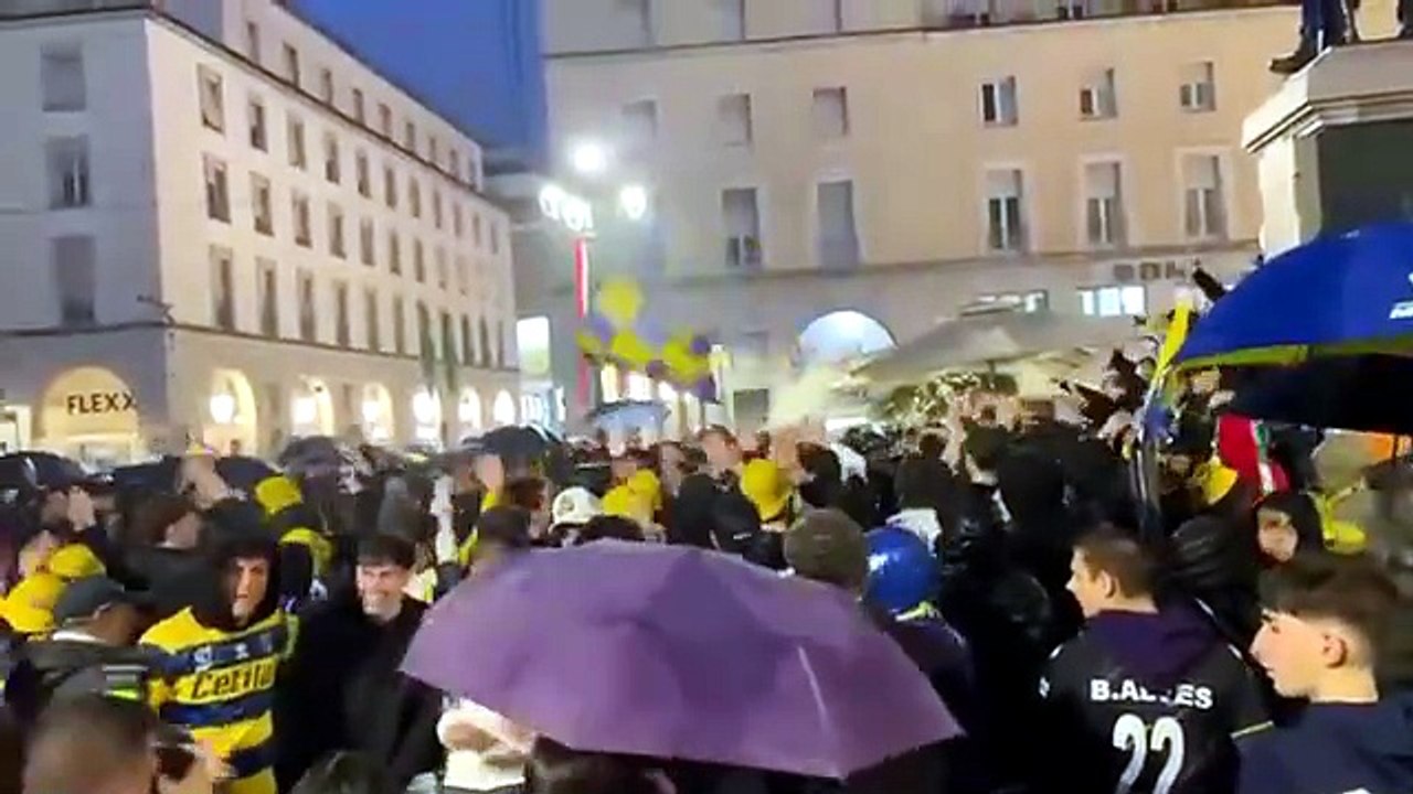 Fumogeni, cori e tanta gioia: in piazza Garibaldi l'estasi sotto il diluvio - Video