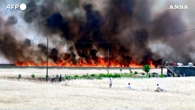Turchia, incendio nel sudest del Paese: fiamme lambiscono villaggi
