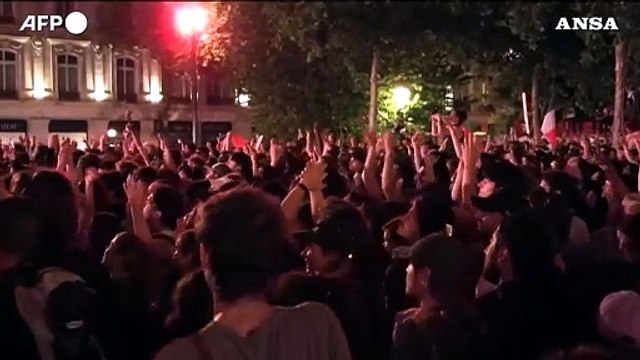Il fascismo e' una cancrena , centinaia in place de la Republique a Parigi