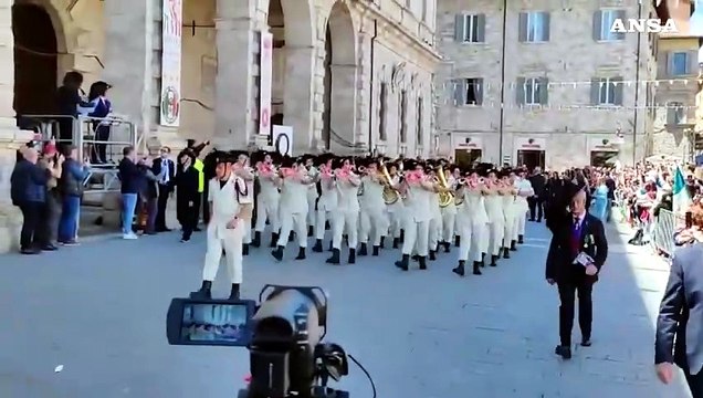 Raduno dei bersaglieri ad Ascoli, anche Meloni e il sindaco di corsa