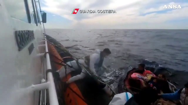 Pantelleria, la Guardia Costiera salva cinque persone dal mare mosso