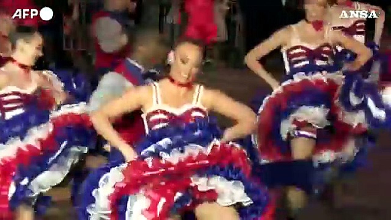 Parigi, tornano le pale al Moulin Rouge: festa in strada con il French Cancan