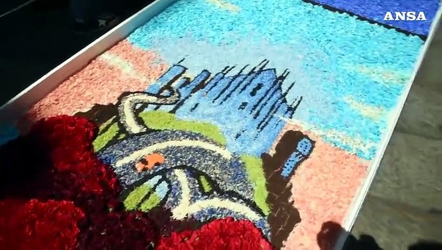 Milano, via della Spiga si colora con l'infiorata