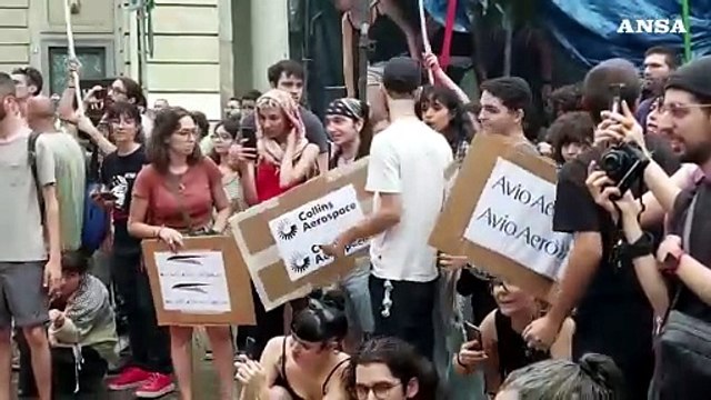 Torino, corteo pro-Palestina: acceso un falo' davanti al Comune