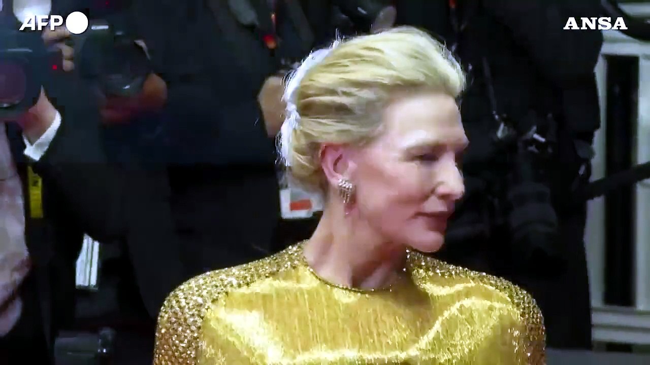 Cannes, Cate Blanchett regina del red carpet per "Rumours"