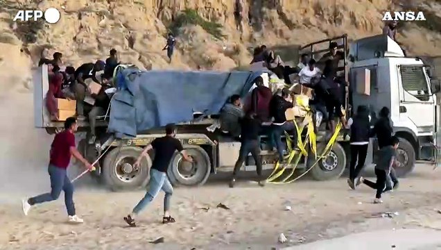 Gaza, disperazione e gioia dei palestinesi all'arrivo degli aiuti umanitari