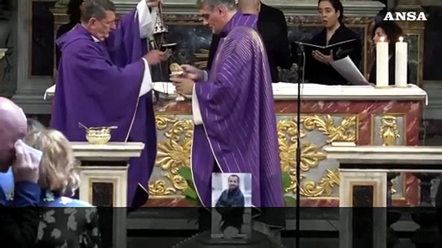 Funerali Di Mare, folla a Piazza del Popolo per l'ultimo saluto al giornalista