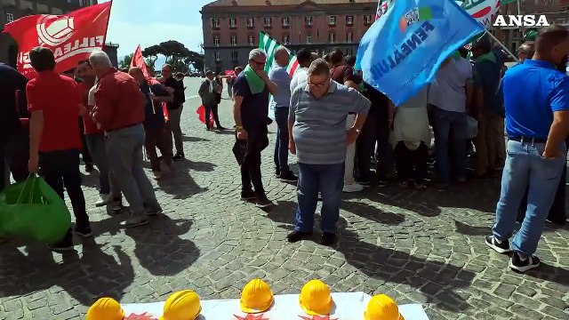 Sciopero edili a Napoli, i nomi delle vittime accanto ai caschi gialli