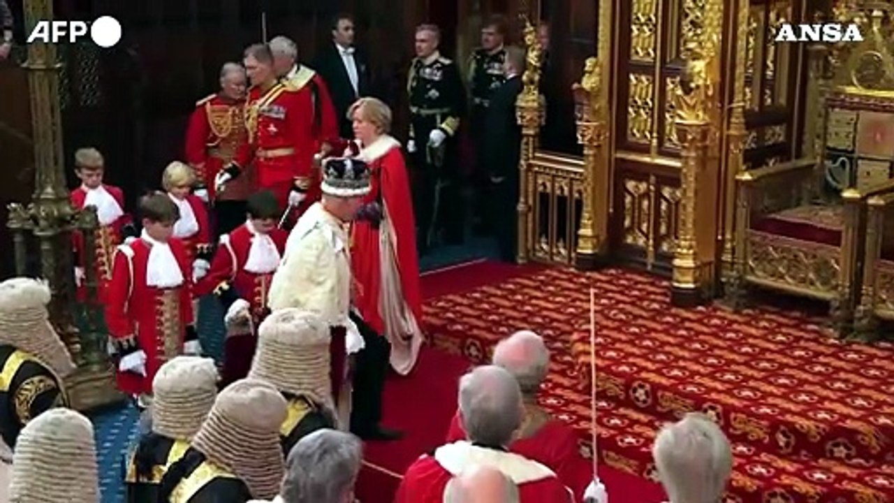 Londra, Carlo III in Parlamento per la pronuncia del King's Speech