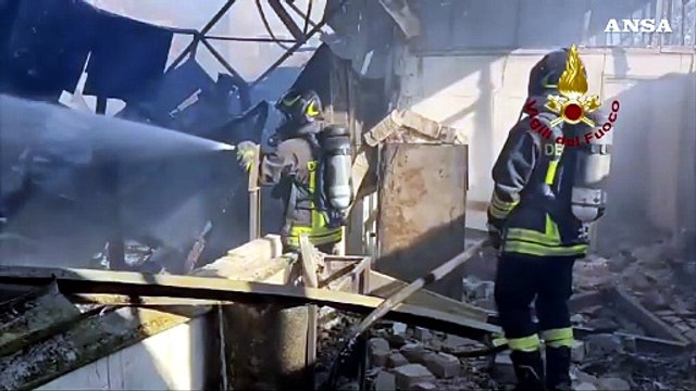 Roma, grosso incendio lambisce le abitazioni: case evacuate