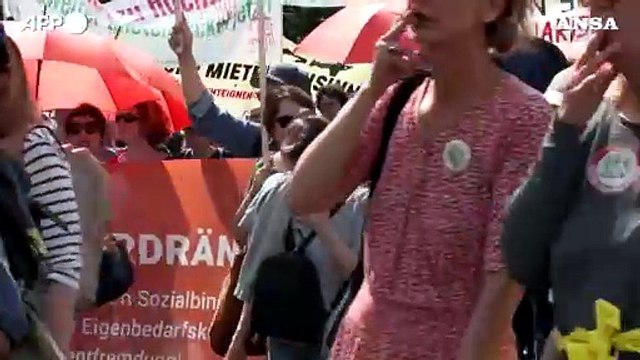 Berlino, migliaia di manifestanti contro l'aumento degli affitti