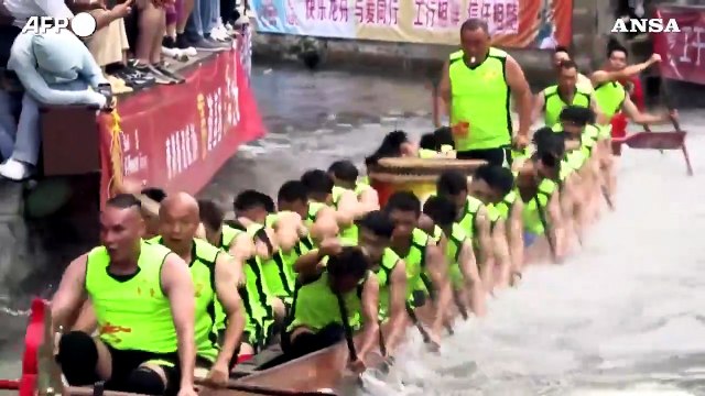 Cina, gara di dragon boat negli stretti corsi d'acqua del Guangdong