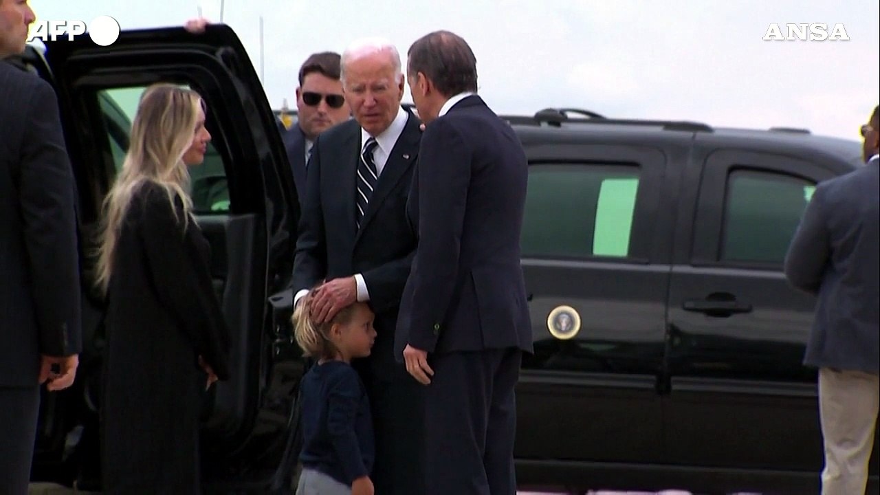 Usa, Biden abbraccia Hunter dopo la condanna