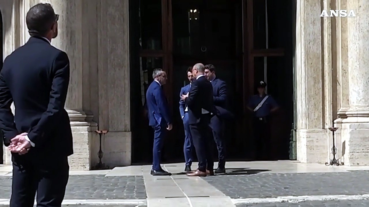 I cronisti fanno ascoltare 'Bella Ciao' a Valditara: "Canzone importante per Resistenza"