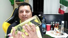 Abriendo una botella de vodka oso negro en la oficina bien agusto y feliz platicando cosas random