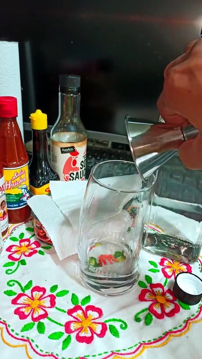 Sirviendome un trago de vodka oso negro #shorts me acorde que estaba calentando el pozole en la estu