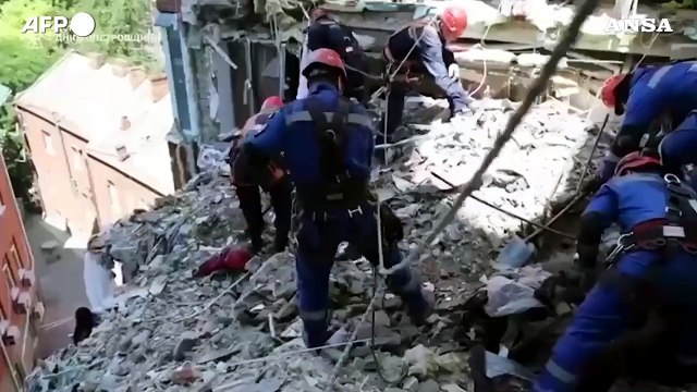 Ucraina, raid russo con missili balistici su un palazzo a Dnipro: danni e macerie