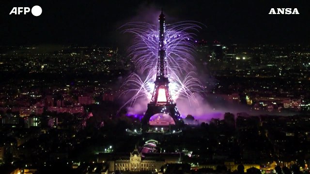 Parigi, presa della Bastiglia: i fuochi d'artificio alla Torre Eiffel