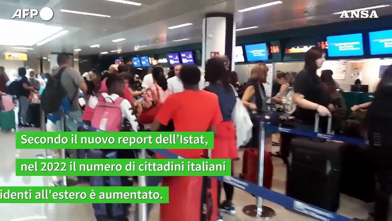 Rapporto Istat: aumentano gli italiani che vivono all'estero
