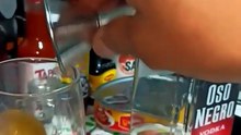 sirviendo un trago de vodka oso negro en la oficina entre botanas y bebidas #shorts bien agusto