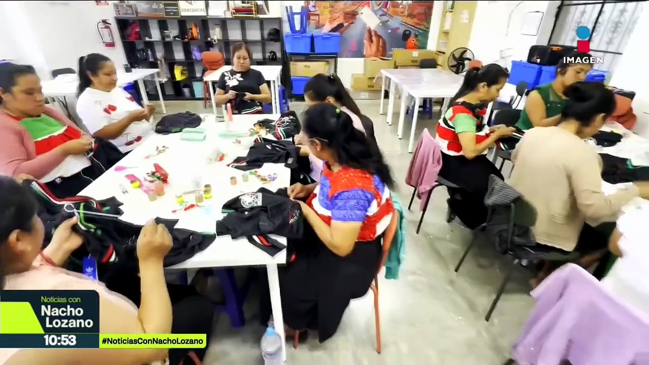 Artesanas de Puebla bordan a mano playeras para la Selección Nacional