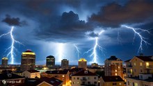 屋上から見た夜の落雷