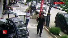 Burdur'da köpeğine saldıran kediye tekme attı