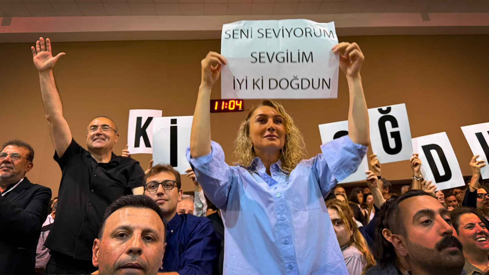 55 yaşına giren İmamoğlu'na mahkeme salonunda doğum günü sürprizi; jandarma müdahale etti