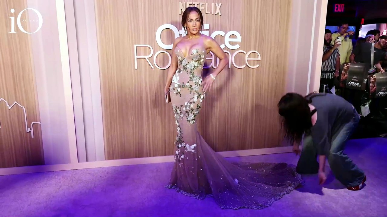 Jennifer Lopez, il corsetto da sirena floreale esalta la sua sensualità