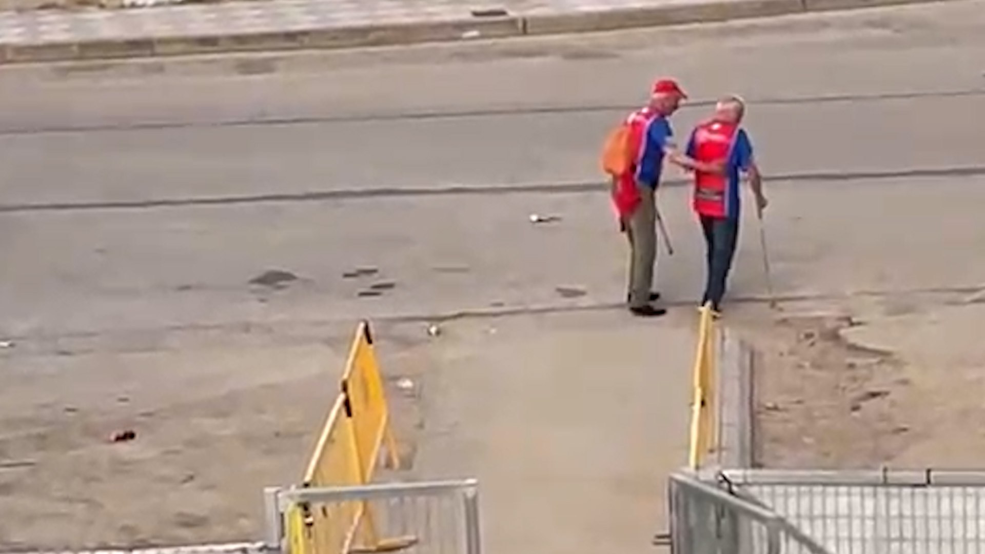Dos octogenarios se meten la paliza en bus, salen del estadio llorando y se enteran del ascenso de su equipo fuera de él