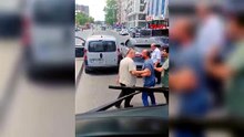 Cadde Ortasında Tekme ve Yumruklar Havada Uçuştu!
