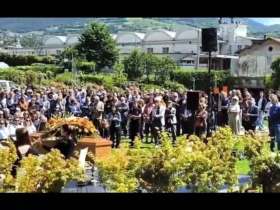 L'addio a Michele Lanzinger sulle note degli archi abbattuti da Vaia: "L'ultimo abbraccio davanti alle tue montagne"