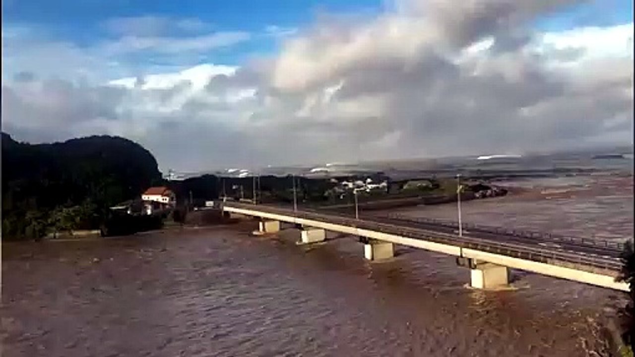 Giant waves crash into Nichinan (Japan) after Typhoon Jangmi