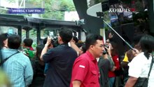 Ekspresi Eks Kepala BGN Dadan dalam Mobil Tahanan Kejagung, Tangan Diborgol Sambil Menunduk