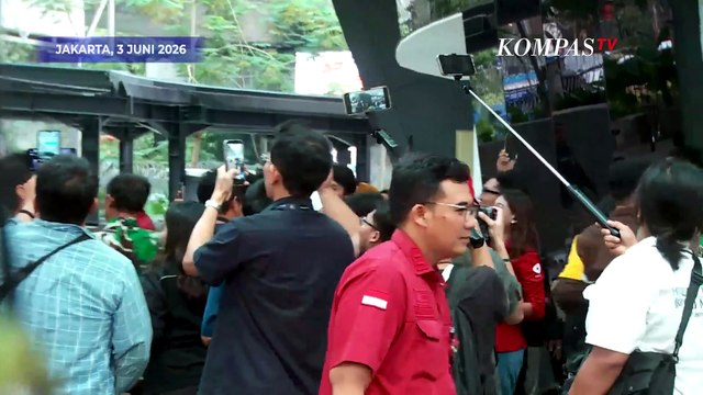 Ekspresi Eks Kepala BGN Dadan dalam Mobil Tahanan Kejagung, Tangan Diborgol Sambil Menunduk