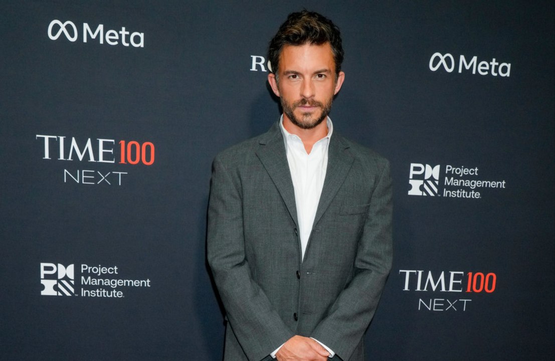 Jonathan Bailey abre o jogo sobre sexualidade na carreira: ‘Ciente das possibilidades e limites’