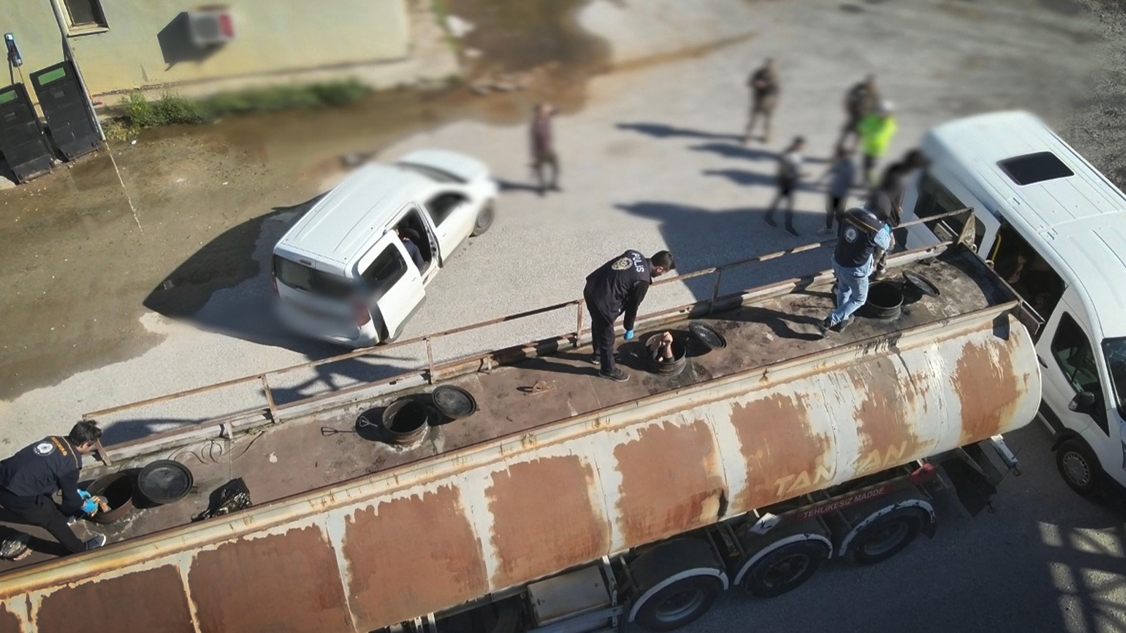 Durdurulan tankerden 30 düzensiz göçmen çıktı