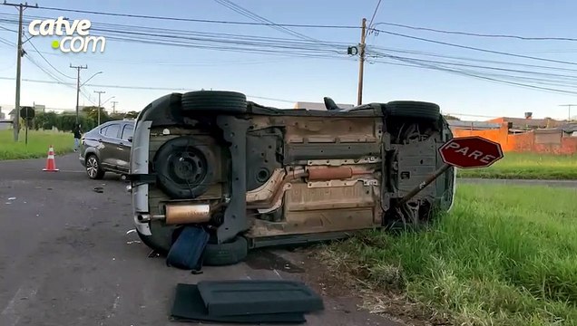 Carro tomba após batida no Pioneiros Catarinenses