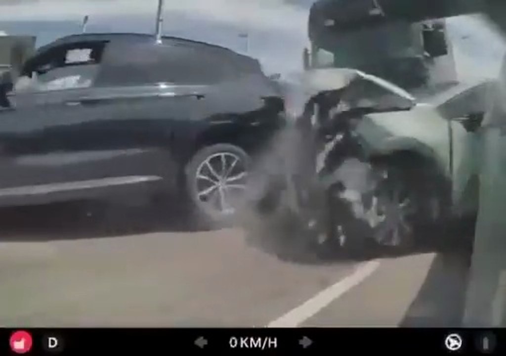 [2/06/2026] Enorme accident: un camion emboutit 20 voitures à Antibes