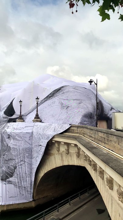 En vidéo, la « Caverne » de JR sur le Pont Neuf endommagée