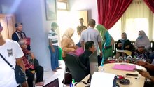 The victims of the Mandiri Taspen bank fraud visited the legal clinic.