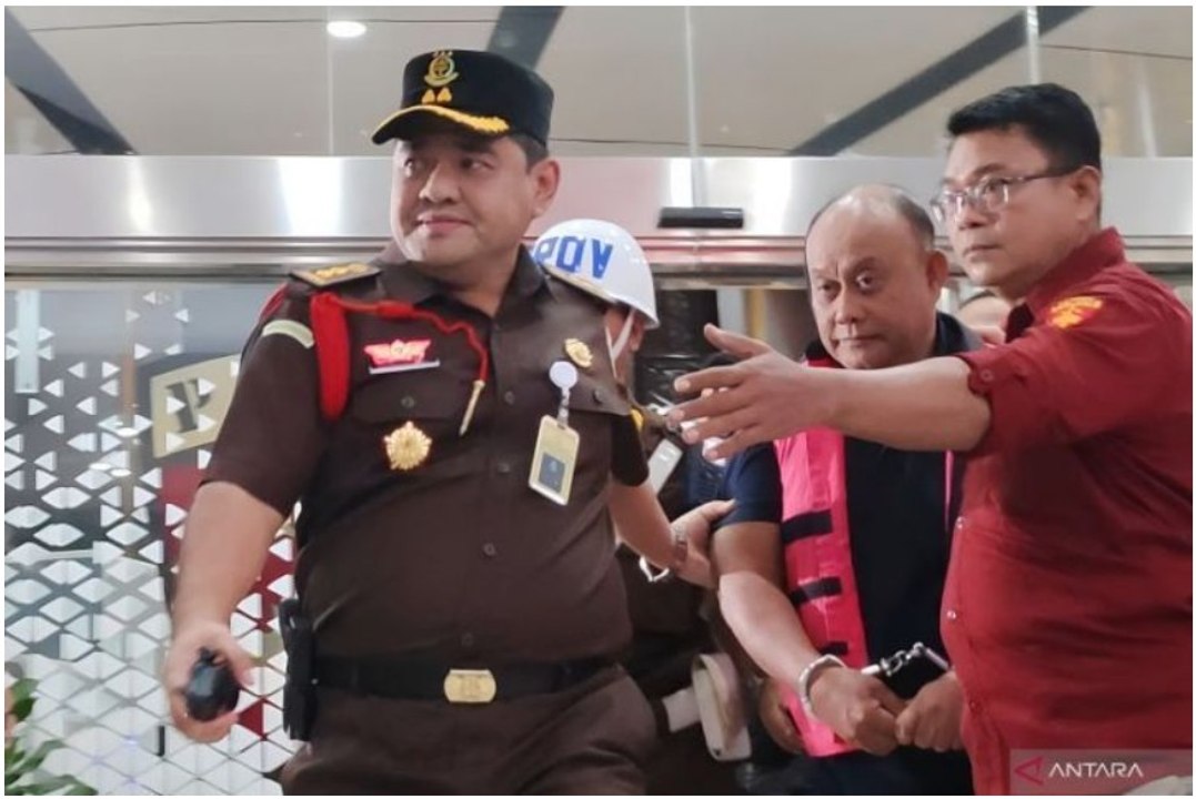 Momen Dadan dan 2 Mantan Wakil Kepala BGN Digiring ke Mobil Tahanan